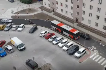 Zrekonstruovaná ulice v Mělníku je příliš úzká pro autobusy