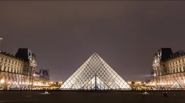 Nejznámějším dílem architekta I. M. Peie je slavná pyramida v Louvru