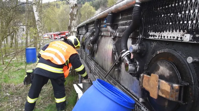 Z převrácené cisterny unikal benzin, zasahovat museli hasiči