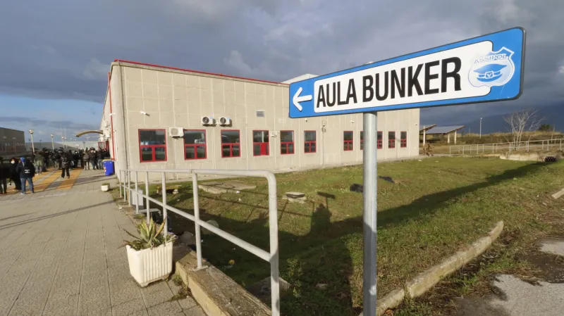 Směrovka k místu největšího procesu proti kalábrijské mafii 'Ndrangheta