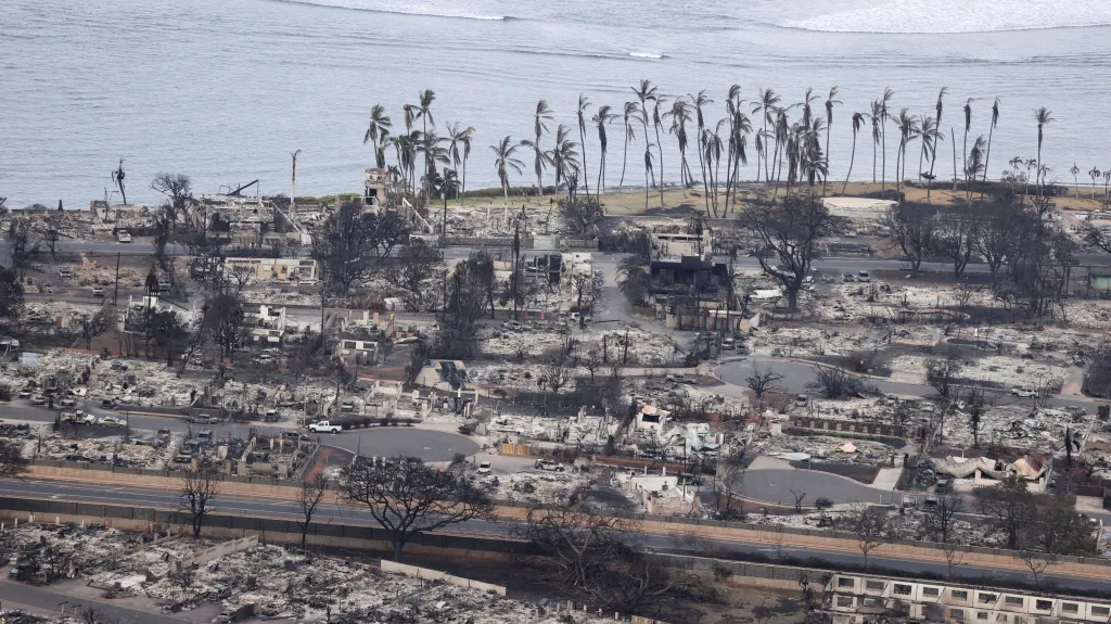 Letecký pohled ukazuje obec Lahaina po požárech