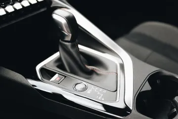 Automaty už tvoří většinu nových aut v Česku. Autoškoly ale dál učí hlavně na manuálu
