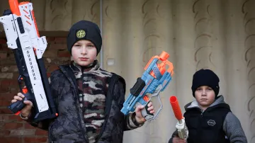 Osmiletý Andrij a šestiletý Maksym místo hřišť prolézají opuštěné zákopy a ohořelé schránky obrněných vozidel, které se nacházejí na okraji vesnice Kalynove