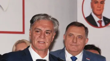 Siniša Karan (vlevo) a bývalý proruský vůdce Republiky srbské Milorad Dodik (vpravo) na snímku z 23. listopadu 2025