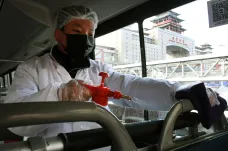 Koronavirus se může šířit i cestou výkalů, varují čínská média a američtí experti