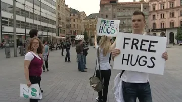 Objímaci happening na náměstí Svobody