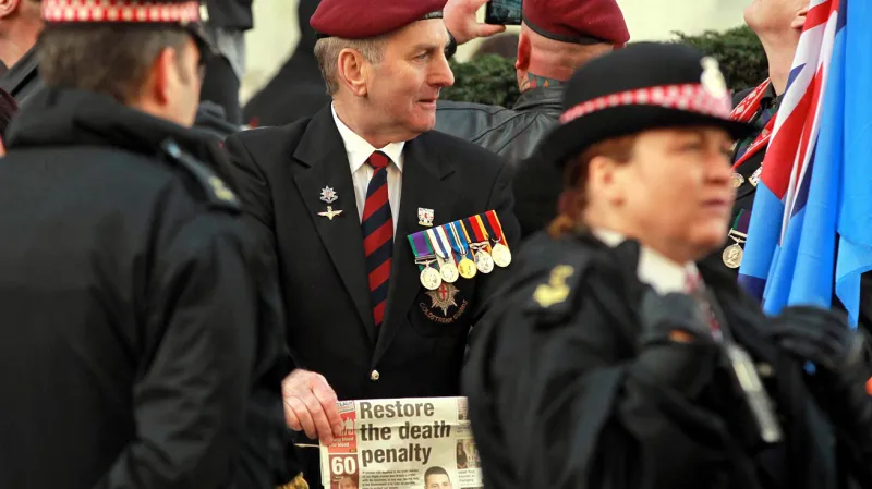 Demonstranti před budovou soudu žádali pro Rigbyho vrahy přísný trest