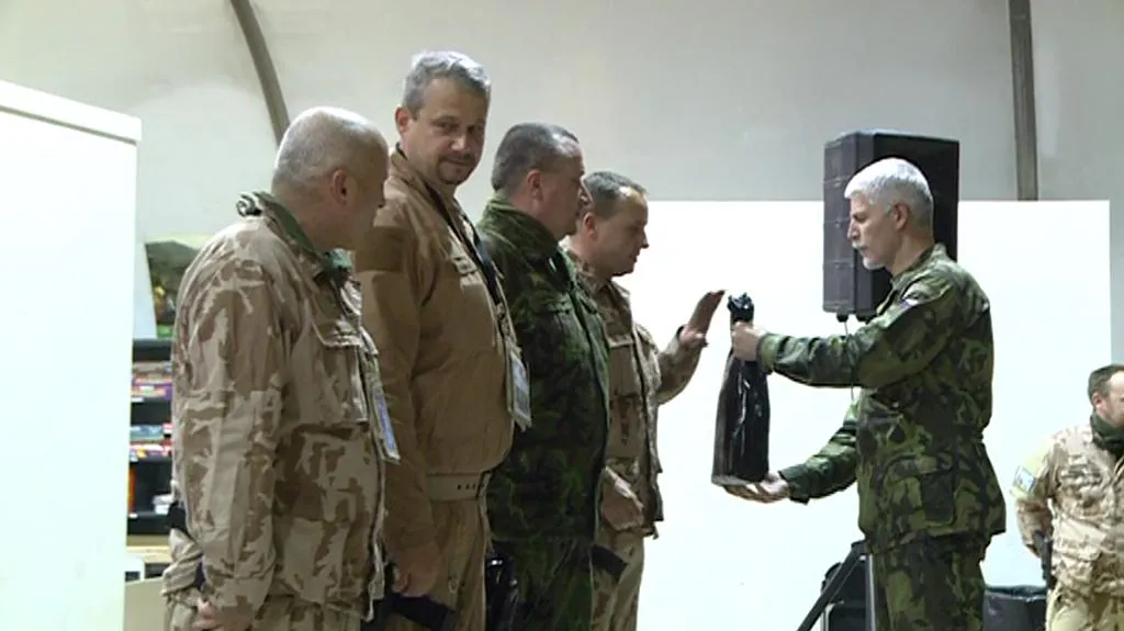 Vojáci s náčelníkem generálního štábu