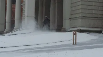 Uklízení sněhu před Mahenovým divadlem v Brně