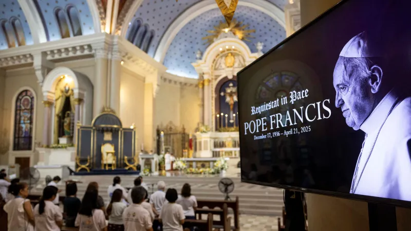 Filipínci se modlí za zesnulého papeže