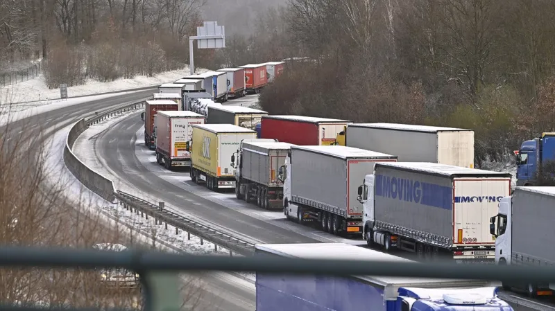 Dálnici D8 zablokovaly kamiony