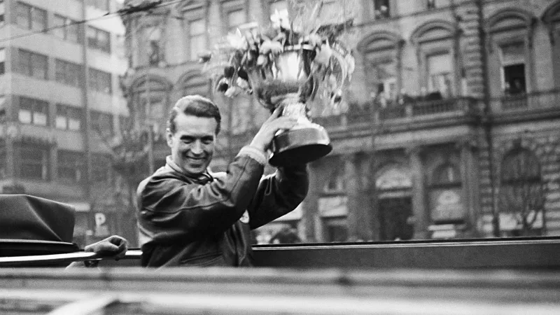 Brankář Bohumil Modrý s trofejí hokejových mistrů světa, únor 1949