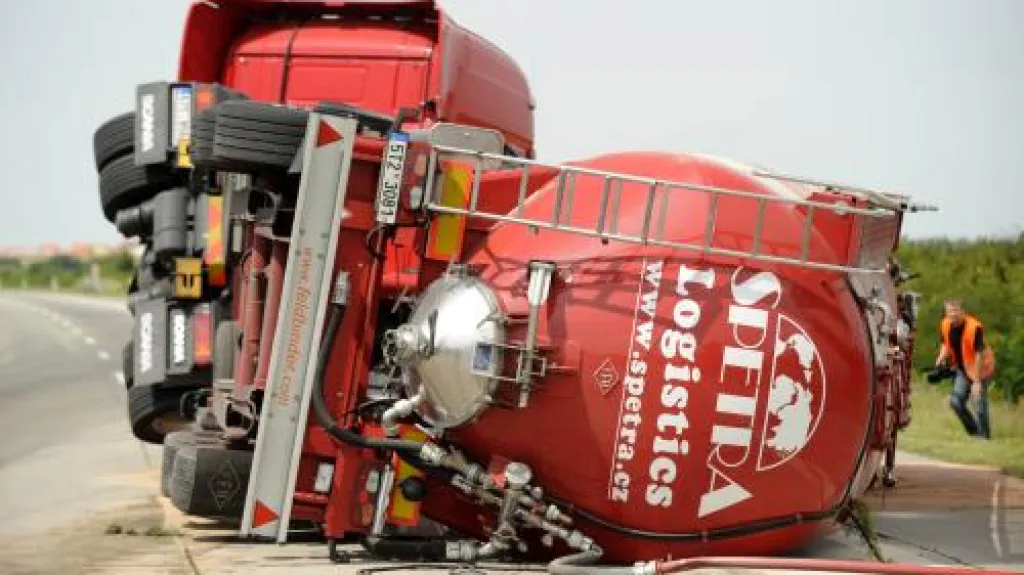 Převrácená cisterna