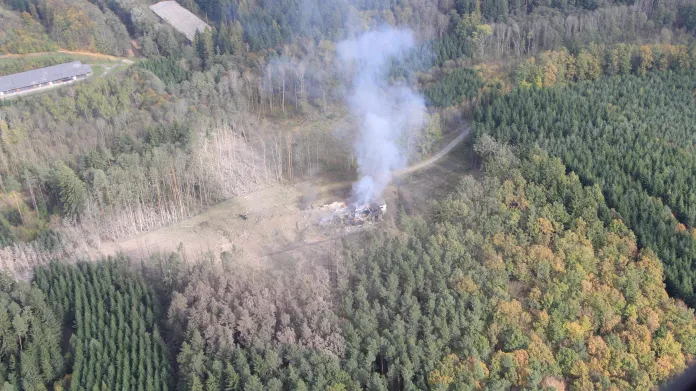 Požár a výbuch poničil i okolní lesy