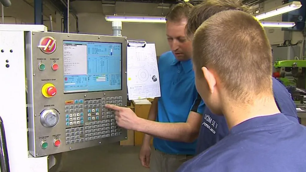 Studenti si stroje mohou vyzkoušet v praxi