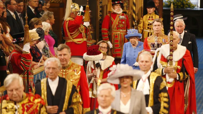 Alžběta II. na zahajovacím ceremoniálu britského parlamentu