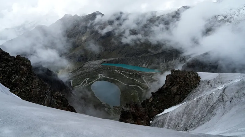 Pohled na laguny vzniklé odledněním hory Mateo v peruánských Andách