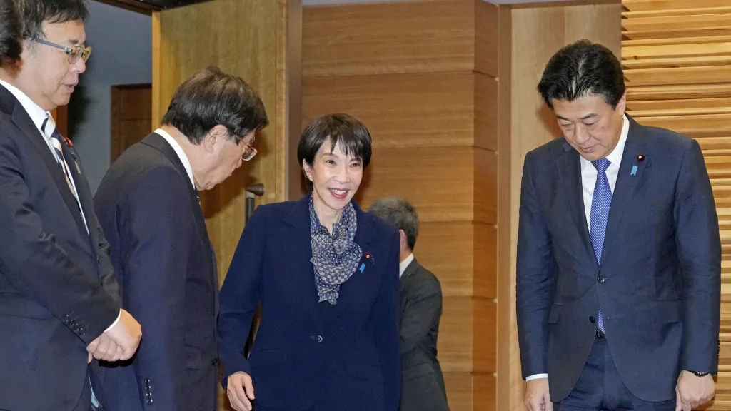 Japonská premiérka Sanae Takaičiová přichází na zasedání vlády v Tokiu