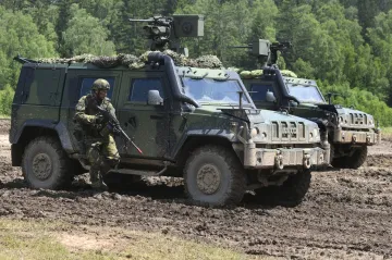 Státní zástupce znovu obžaloval tři muže stíhané za obchodování s vojenským materiálem