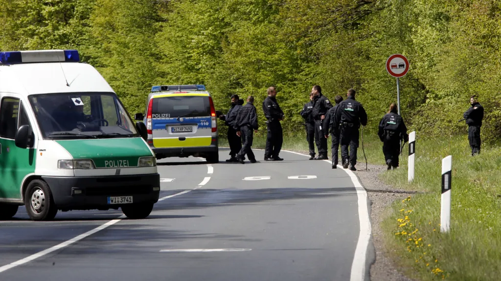 Pátrání německé policie v lesích u Oberurselu