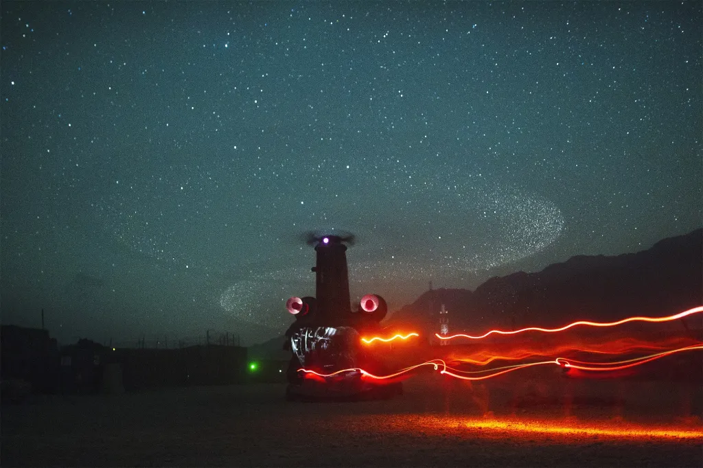 Vojáci z 509. pěchoty nastupují do čekajícího vrtulníku CH-47 Chinook v afghánské provincii Paktiya, 15. července 2012