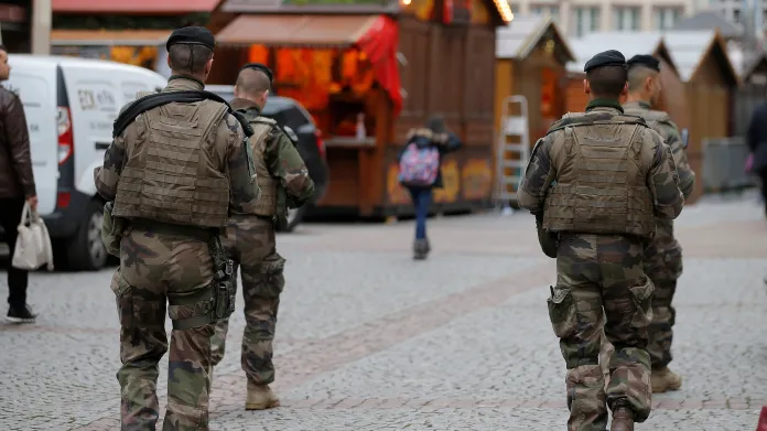 Vojáci střeží katedrálu ve Štrasburku