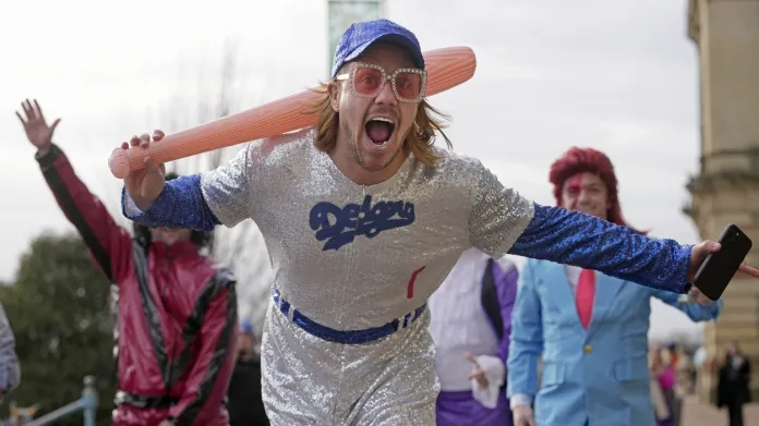 Fanoušek ve flitrovém dresu Dodgers po vzoru Eltona Johna