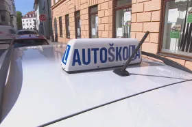 Ve většině krajů stojí autoškola přes dvacet tisíc