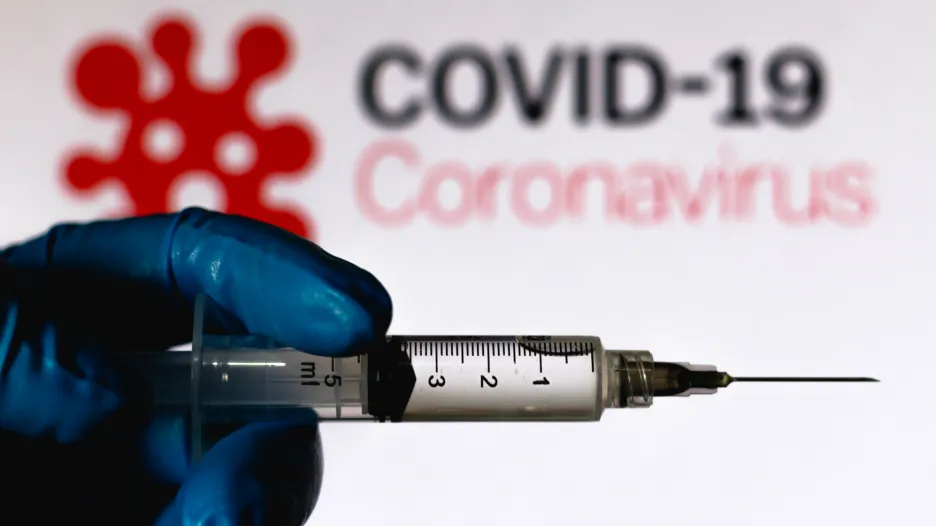 Nejsilnější hoaxy se teď šíří o očkování proti covidu