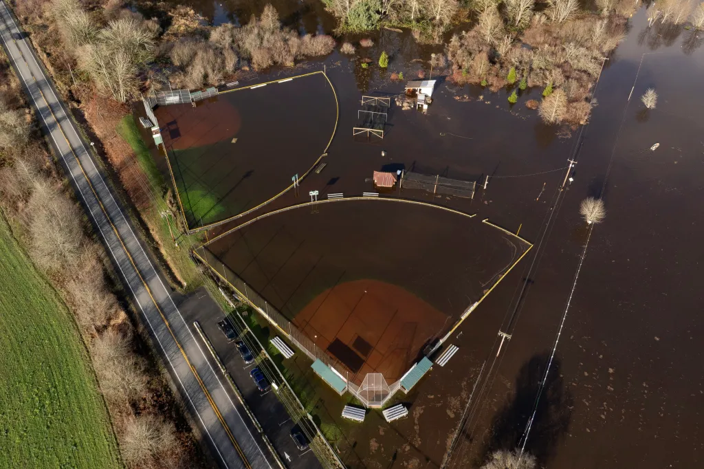 Zaplavené baseballové hřiště ve Fall City na severozápadě USA