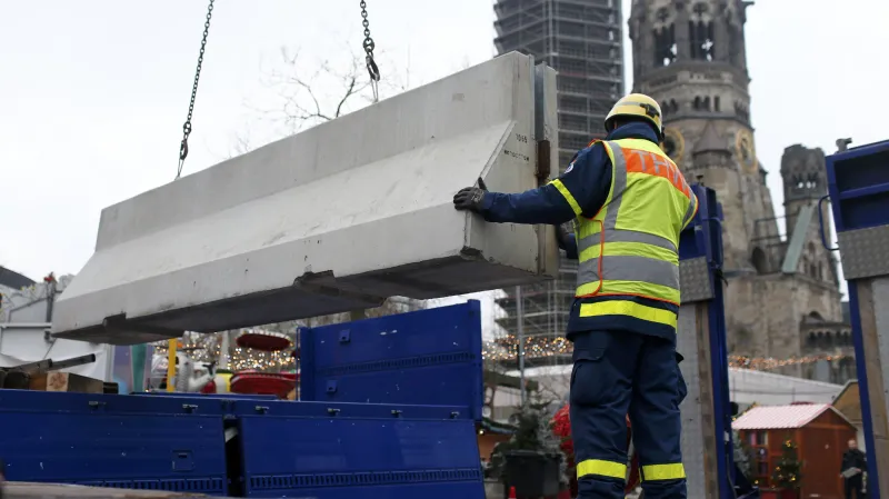 Kolem vánočního trhu v Berlíně rostou bariéry
