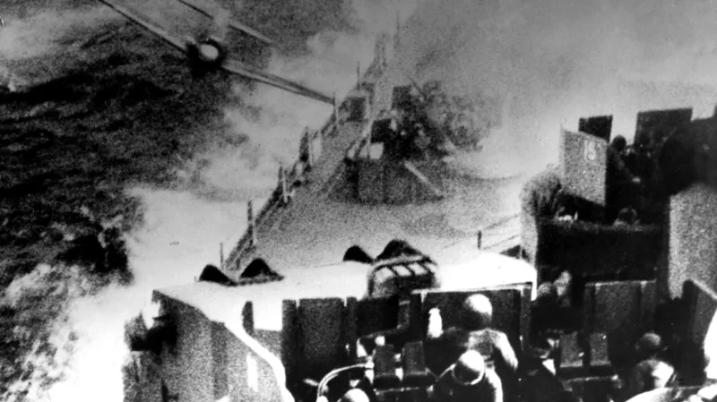 Japonská kamikadze útočí na bitevní loď USS Missouri