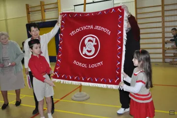 Sokolové v Lounech pokřtili nový prapor