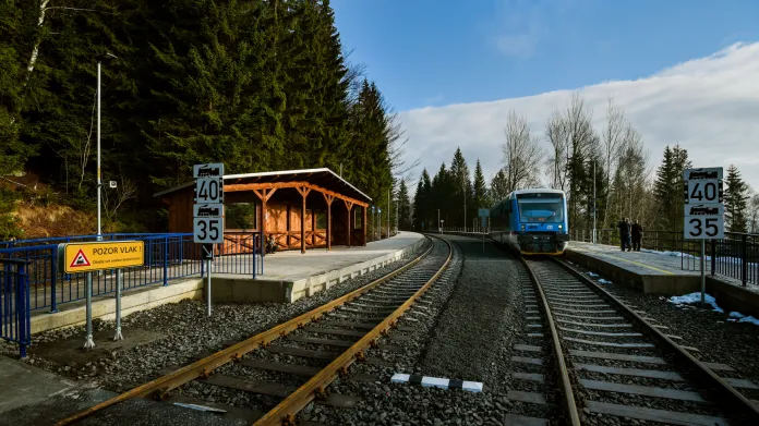 Aby mohly jezdit přímé vlaky Liberec – Sklářská Poruba, vznikla v Harrachově výhybna a druhé nástupiště