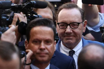 Herec Kevin Spacey před soudem v Londýně odmítl vinu v pěti případech sexuálního obtěžování
