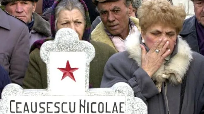 Rumuni u hrobu Nicolae Ceaušeska