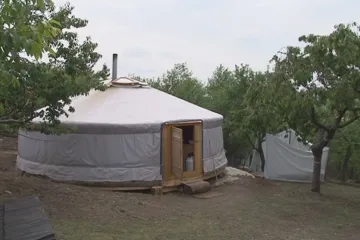 Ve vybavené jurtě se dá bydlet lépe než v paneláku