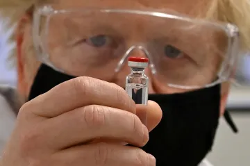 Británie schválila vakcínu od firmy AstraZeneca. Velká část Anglie se potýká s rychlým šířením nákazy