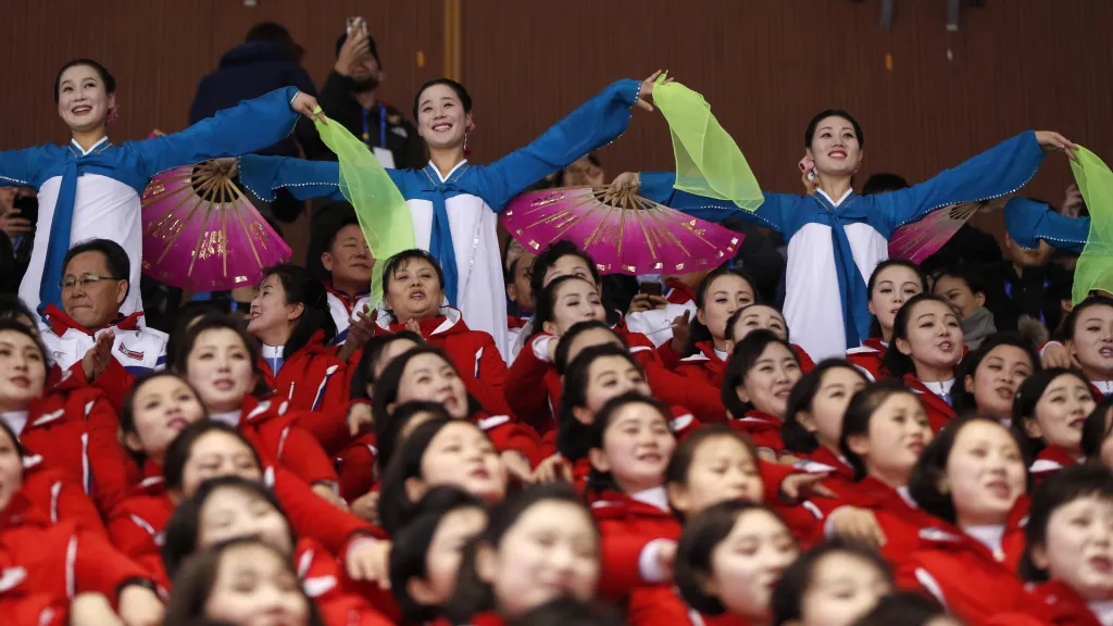 Severokorejské roztleskávačky na závodech v rychlobruslení