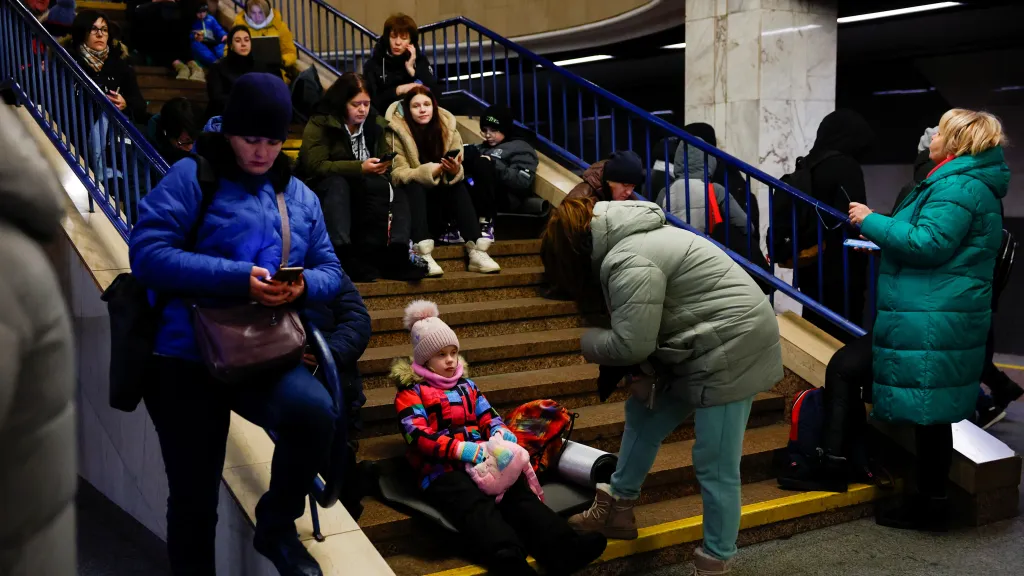 Lidé se během ruského útoku schovávají v kyjevském metru (13. 12. 2024)