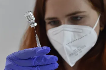 Ve čtvrtek zdravotníci aplikovali druhý nejvyšší počet dávek vakcín