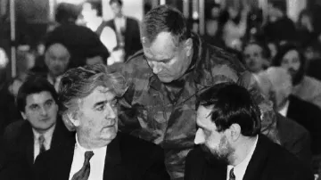 Radovan Karadžić, Ratko Mladić a Goran Hadžić na snímku z roku 1993
