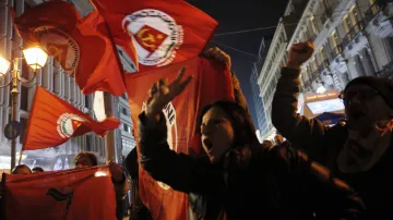 Příznivci krajně levicového hnutí Syriza slaví i v ulicích Atén