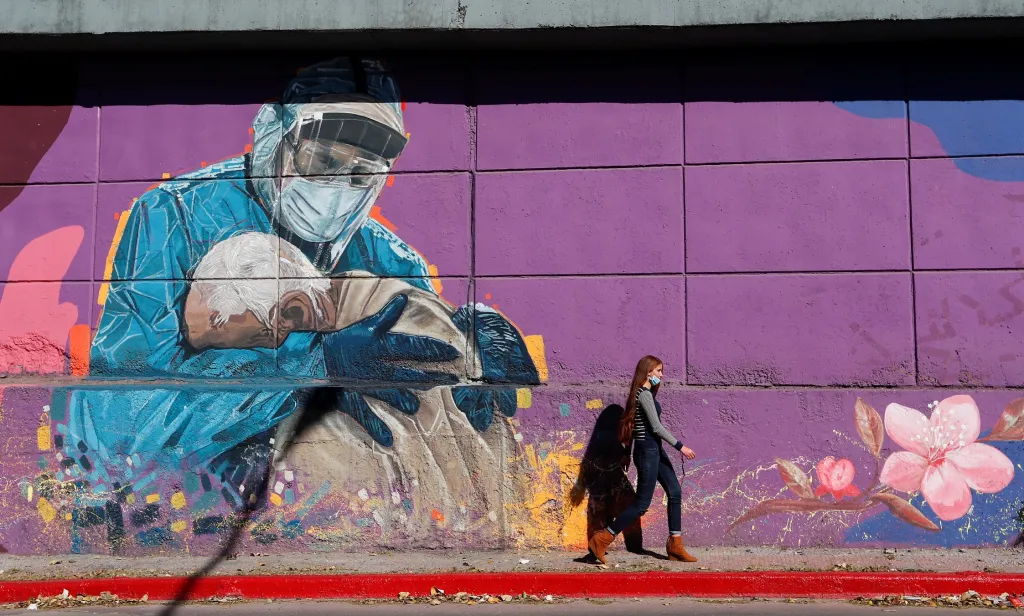 V argentinské Córdobě vzniklo covidově tématické graffiti. Vyobrazuje zdravotníka, jak objímá staršího muže