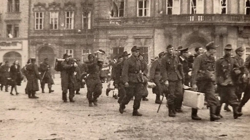 Ústup Němců ze Staroměstského náměstí 8. května 1945