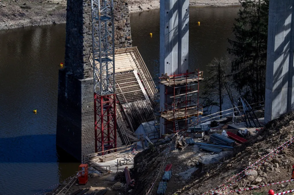 Stavba nového mostu přes údolní nádrž Orlík na řece Vltavě