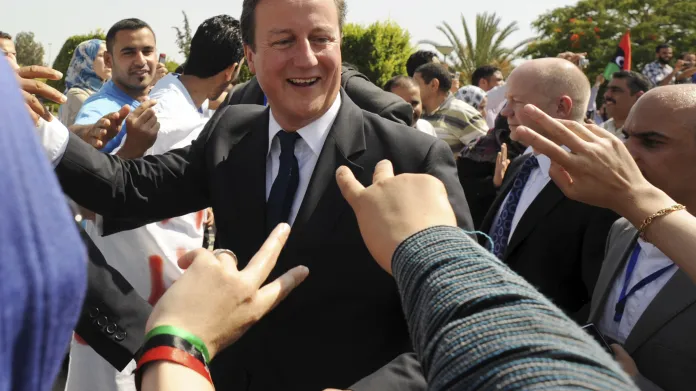 Tehdejší premiér Cameron v osvobozeném Tripolisu v září 2011