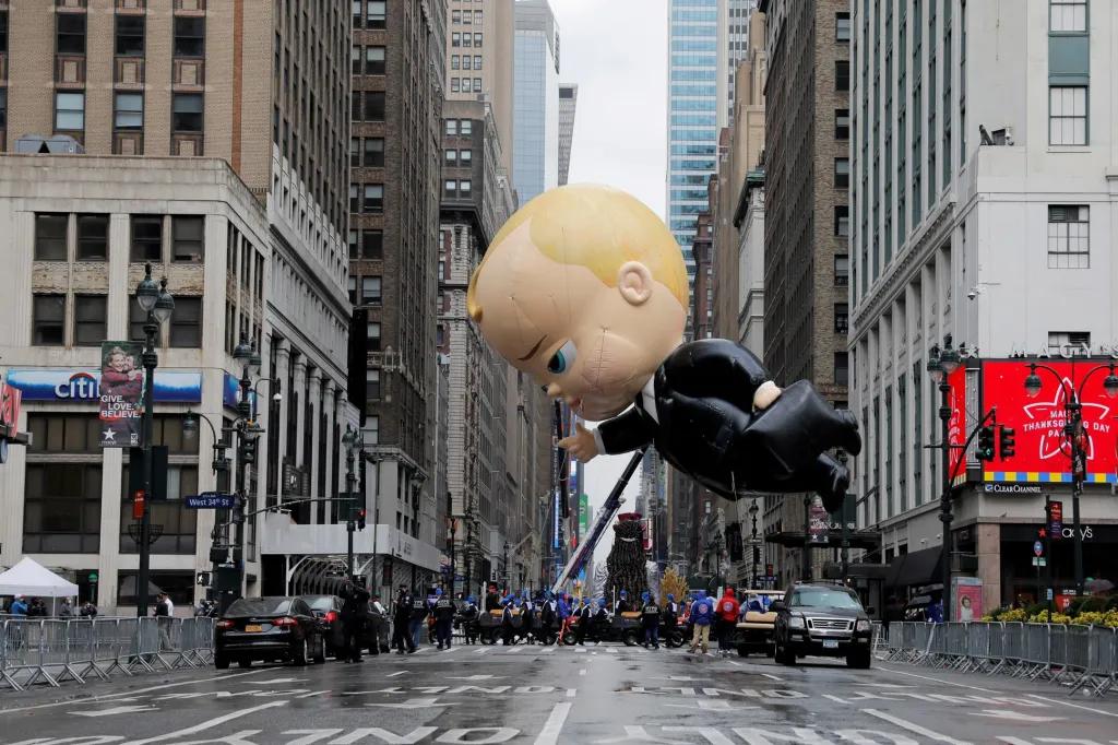 Město New York nechalo na Manhattanu instalovat obří postavu z filmu Mimi šéf. Ta se symbolicky vznášela nad obchodní třídou během Dne díkuvzdání