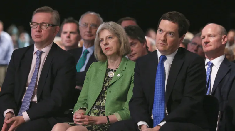 Mezi spolustraníky: vlevo Michael Gove, vpravo George Osborne