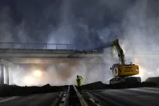 Řidiči v noci na neděli neprojedou po dálnici D10 u Kosmonos, uzavře ji montáž nosníků mostu 